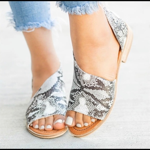 SNAKE PRINT FISH MOUTH NWT SIZE 5 SAME DAY SHIP‼️ - Picture 3 of 4